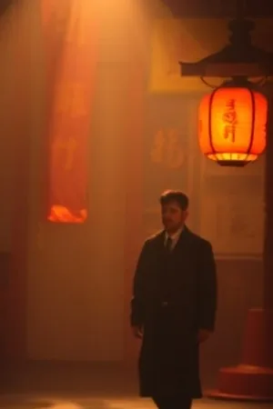 生锈的工厂管道与斑驳墙面上的一排旧照片